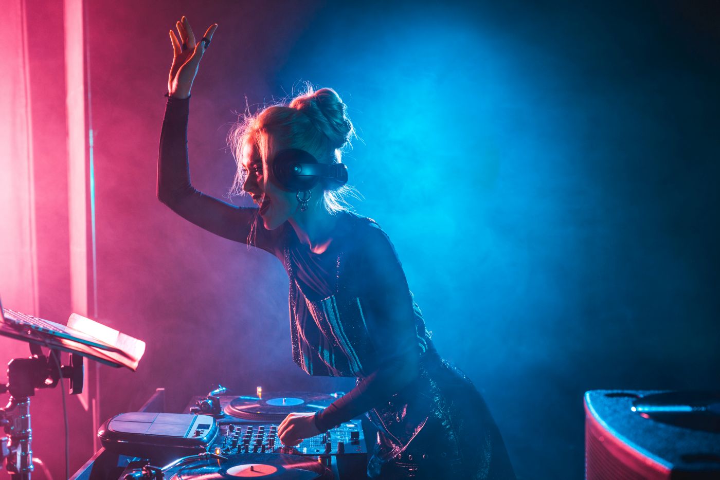 DJane-fuer-hochzeitsparty.jpg