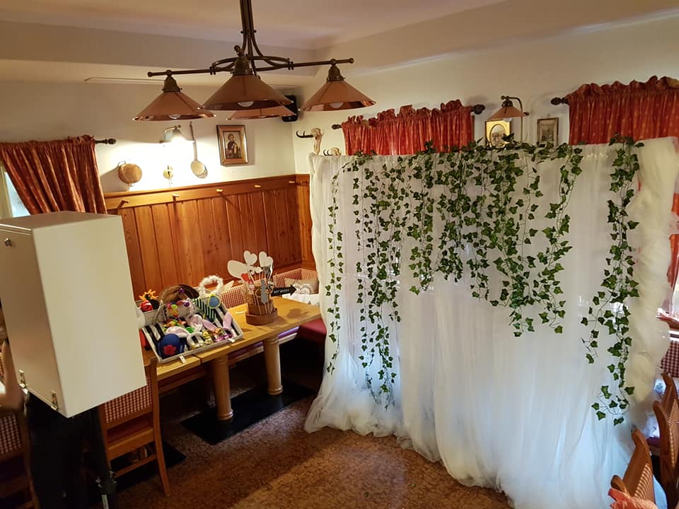 Klassische-Fotobox-mit-Hintergrund-hochzeit.jpg