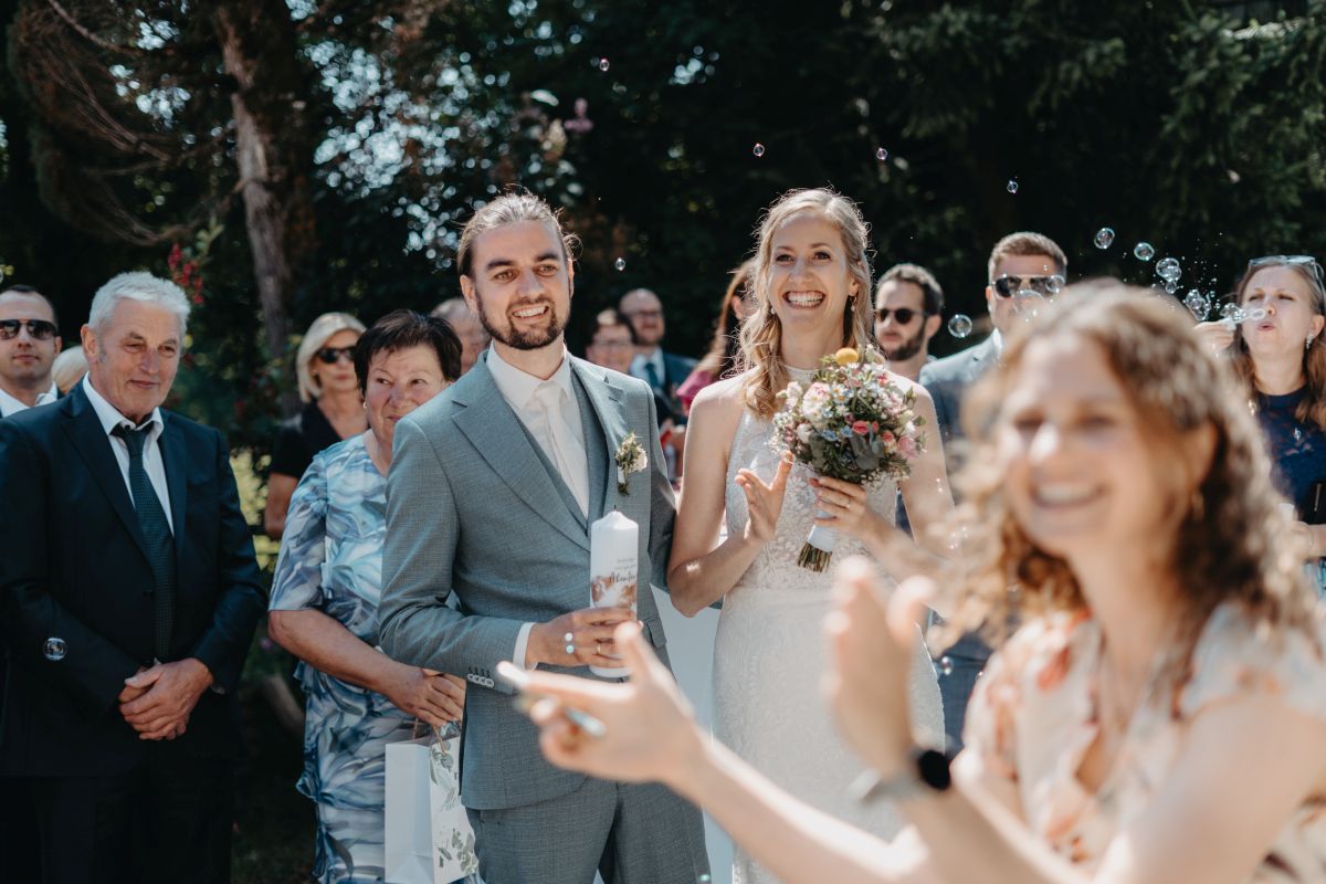 hochzeitssangerin-mit-brautpaar-trauung.jpg